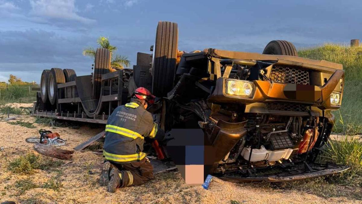 Carreta tombou e dois homens morreram em acidente na MG-223 (Foto/Reprodução/CBMMG)