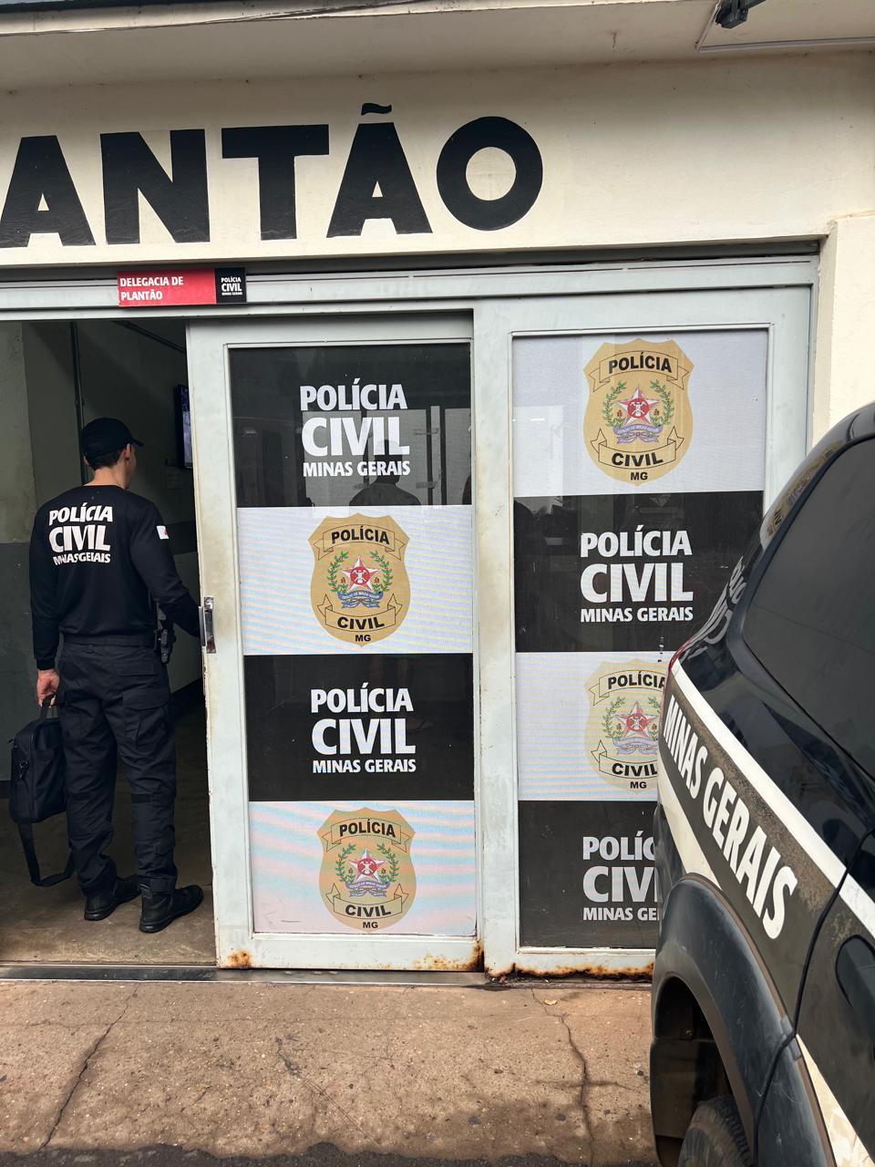 Durante o cumprimento dos mandados, com participação de oito policiais civis (Foto/Divulgação)