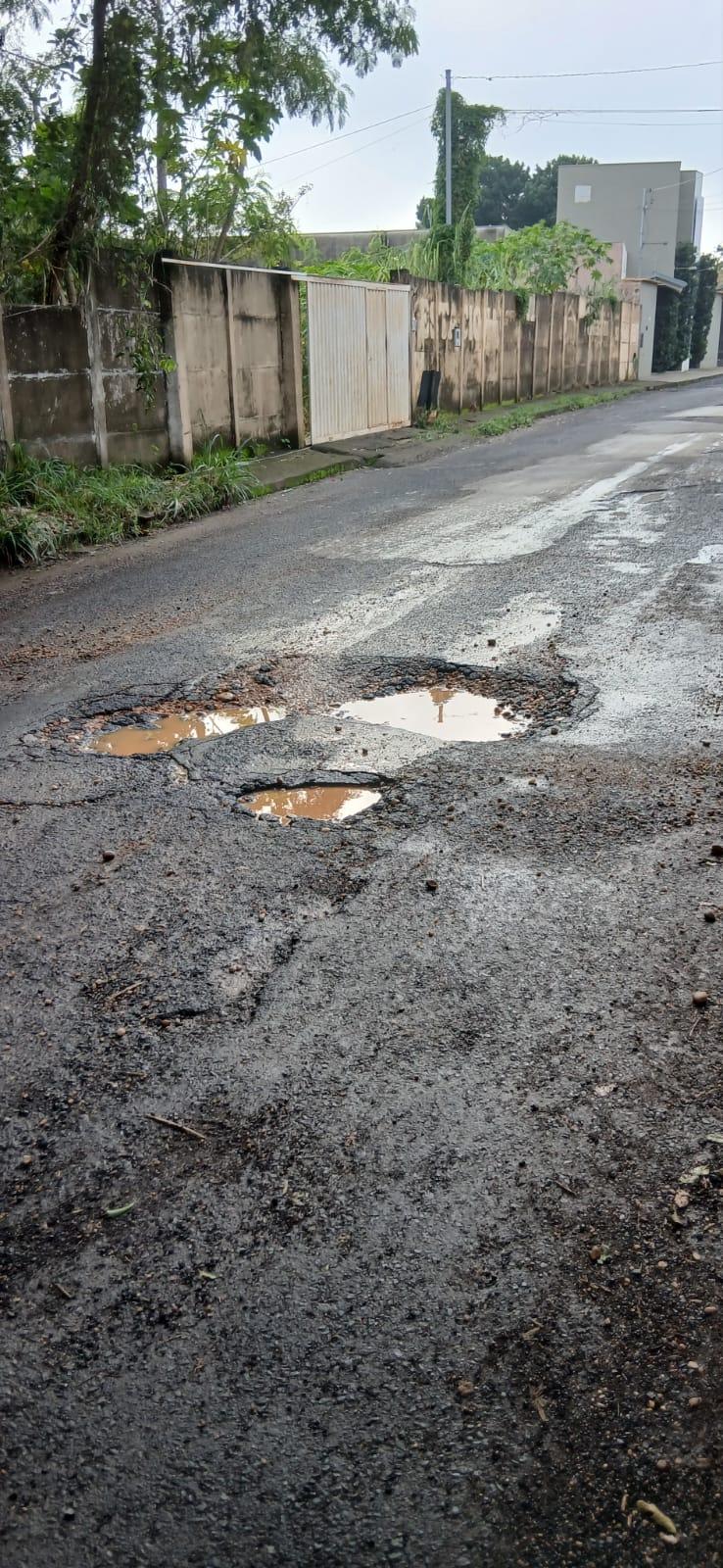 Conforme relatos de motoristas, a rua estaria cheia de buracos, prejudicando o fluxo de veículos (Foto/Divulgação)