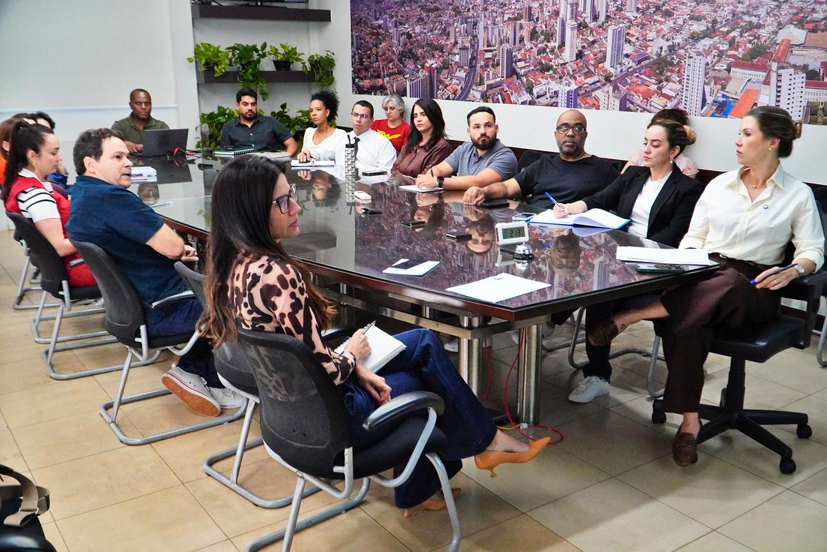 Equipe da Universidade Federal de Uberlândia entregou ontem o estudo que traça o perfil da habitação popular de Uberaba (Foto//Lílian Veronezi/PMU)