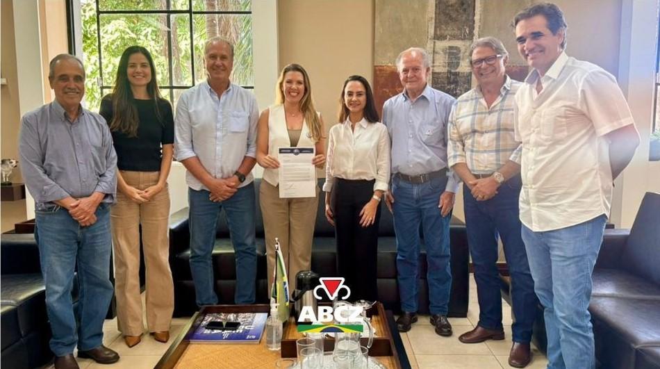 Diretoria da ABCZ esteve ontem no gabinete da prefeita Elisa Araújo para convidá-la a estar presente no evento de inauguração da EzpoZebu no dia 25 (Foto/Divulgação)