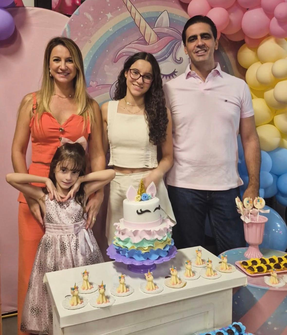 Parabéns para a princesa Malluzinha que comemorou seu aniversário de 6 aninhos rodeada por sua mãe Angélica, seu pai Rodrigo e sua irmã Mel. Felicidades lindinha! (Foto/Arquivo pessoal)