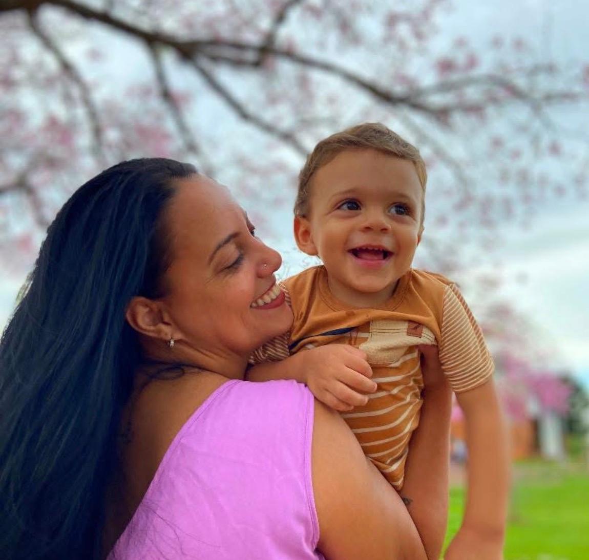 Marília Cruz completou mais um ano de vida no dia 08/04, ao lado do filhote Breno. Parabéns! (Foto/Arquivo pessoal)