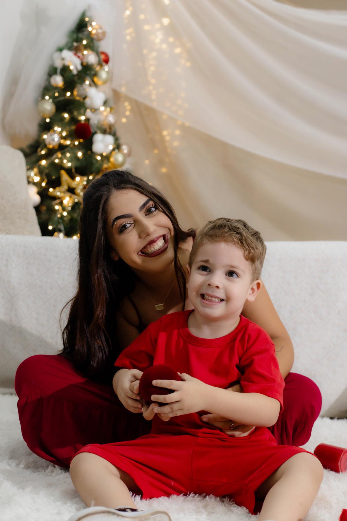 Bruna Pereira assoprou as velinhas no dia 10/04. Parabéns e muitas felicidades! Na foto, ao lado do filhote lindo William! (Foto/Arquivo pessoal)