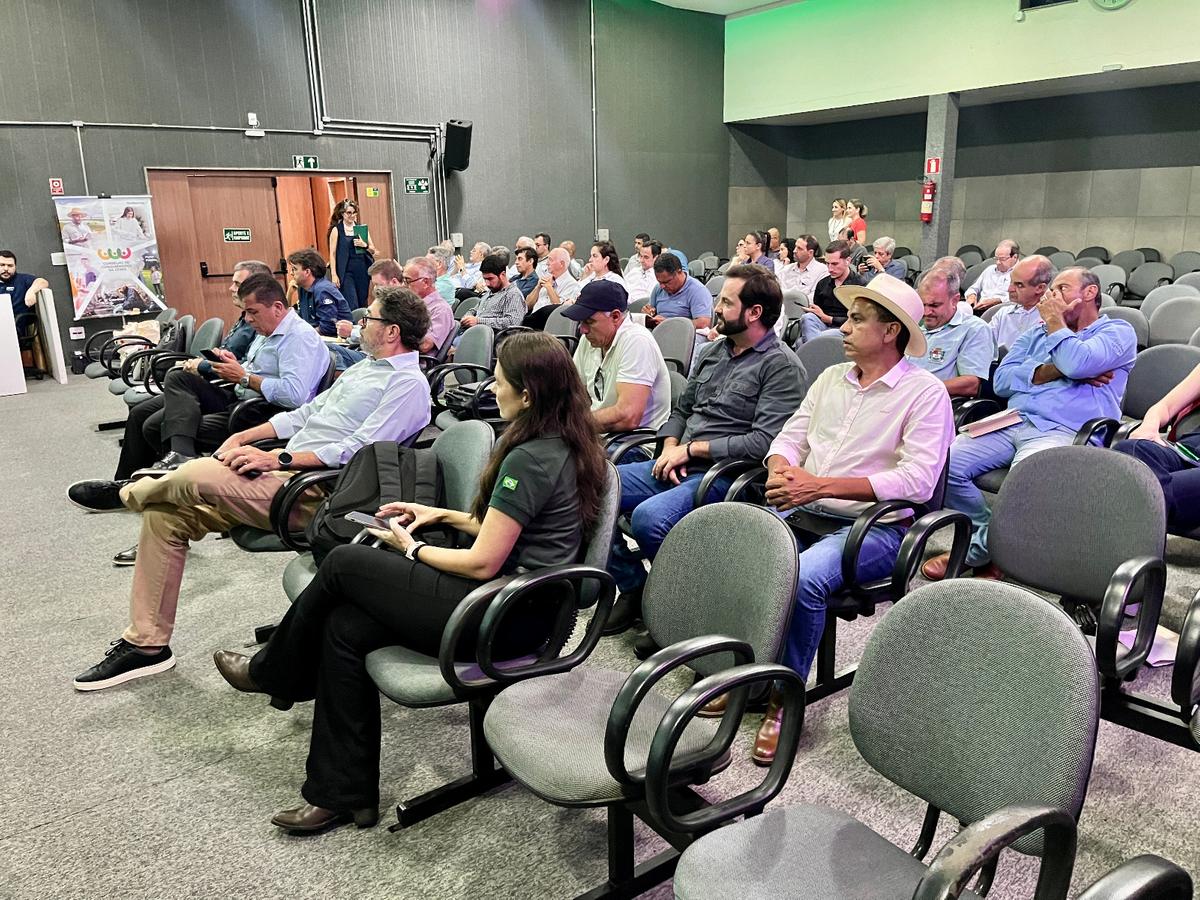 Conselho de consumidores, sindicatos da região e outras lideranças do setor rural apresentaram ao vice-presidente da Cemig, Marcos Montes, a demandas do setor (Foto/Divulgação)