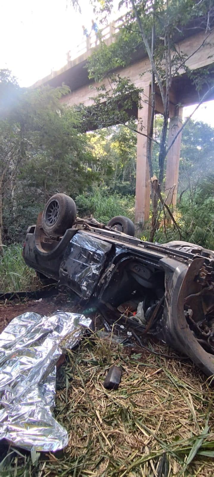 Com o impacto, a caminhonete ficou imobilizada em posição de tombamento (Foto/Divulgação PRF)