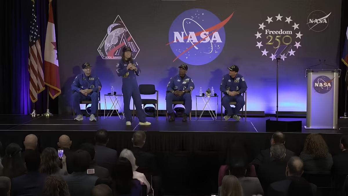 A astronauta Christina Kock e seus companheiros da missão Artemis II em coletiva de imprensa na Nasa, em Houston, neste sábado (11) (Foto/Nasa/Reprodução)