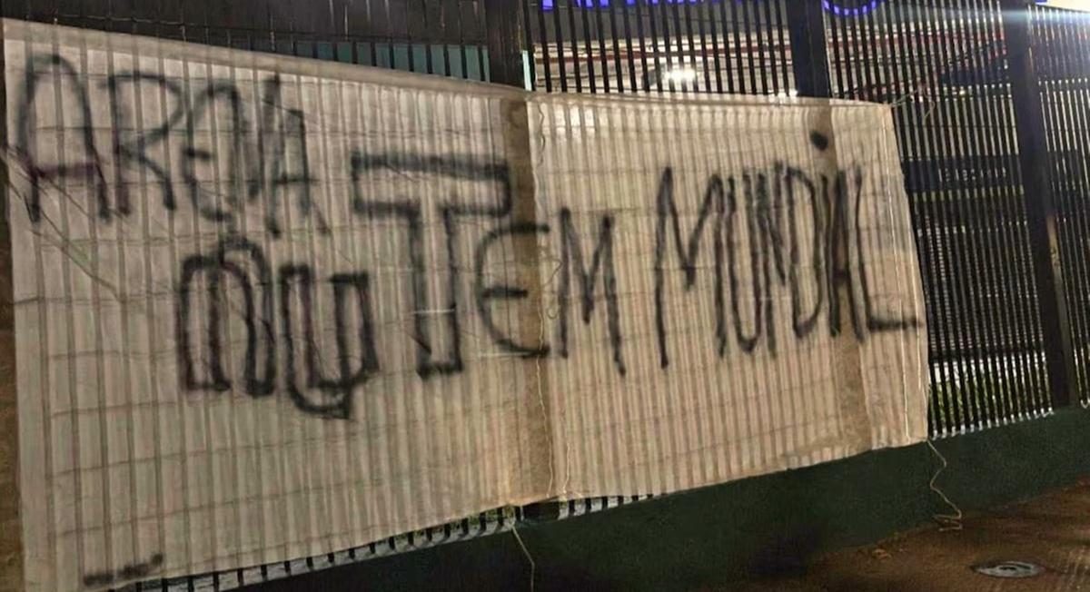 Faixa exibida nos arredores do estádio rival repercute antes do dérbi pelo Brasileirão (Foto/Instagram)