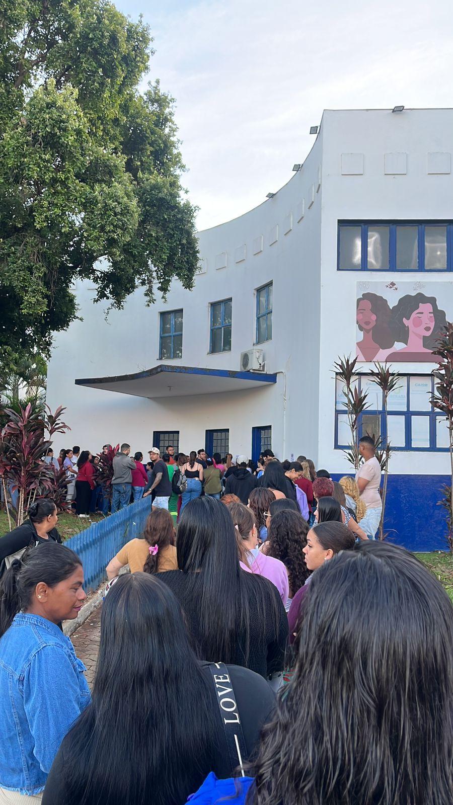 Diante da chegada antecipada das pacientes, a equipe optou por iniciar o acolhimento antes do horário previsto e distribuir senhas de forma antecipada (Foto/Divulgação)