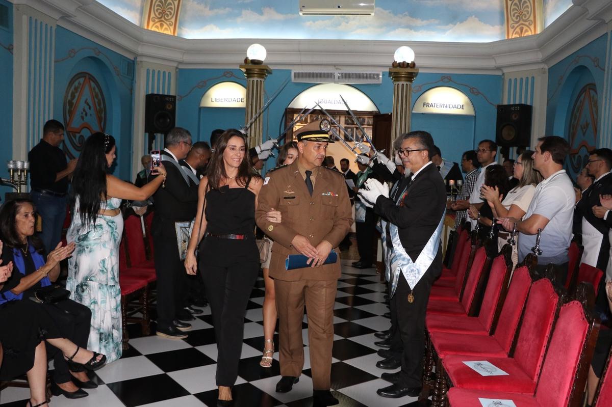 Coronel Rodrigo Wolf Luz, comandante da 5ªRPM, recebe a Comenda Inácio Ferreira durante cerimônia comemorativa dos 108 anos da Loja maçônica Estrela Uberabense, em Uberaba (Foto/Sérgio Teixeira/ 5ª RPM)