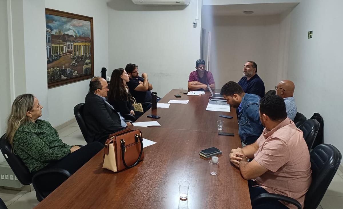 Integrantes da CEI que apura possíveis irregularidades na cobrança e gestão da tarifa de resíduos sólidos decidiram abrir a possibilidade de os convocados faltosos responderem por ofício (Foto/Divulgação)