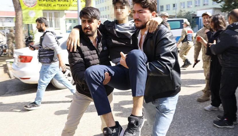 Estudante ferido em ataque a tiros em escola na Turquia é evacuado do local (Foto/DHA (DEMIROREN NEWS AGENCY)/AFP)