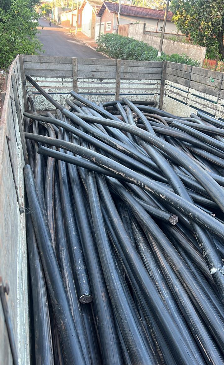 Cabos de telefonia, ferramentas e veículos foram apreendidos durante operação que alcançou suspeitos em Uberaba e Igarapava. (Foto/Divulgação)