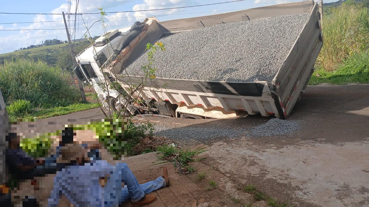 Um caminhão ficou preso em um buraco na Rua Átilo Batista Trida, no bairro Alfredo Freire IV (Foto/Divulgação)