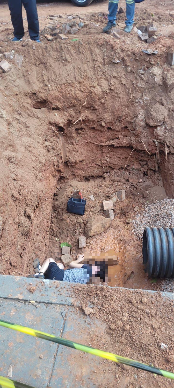 Uma mulher de 56 anos caiu em buraco da obra de revitalização da Arthur Machado, no centro de Uberaba (Foto/Leitor JM)