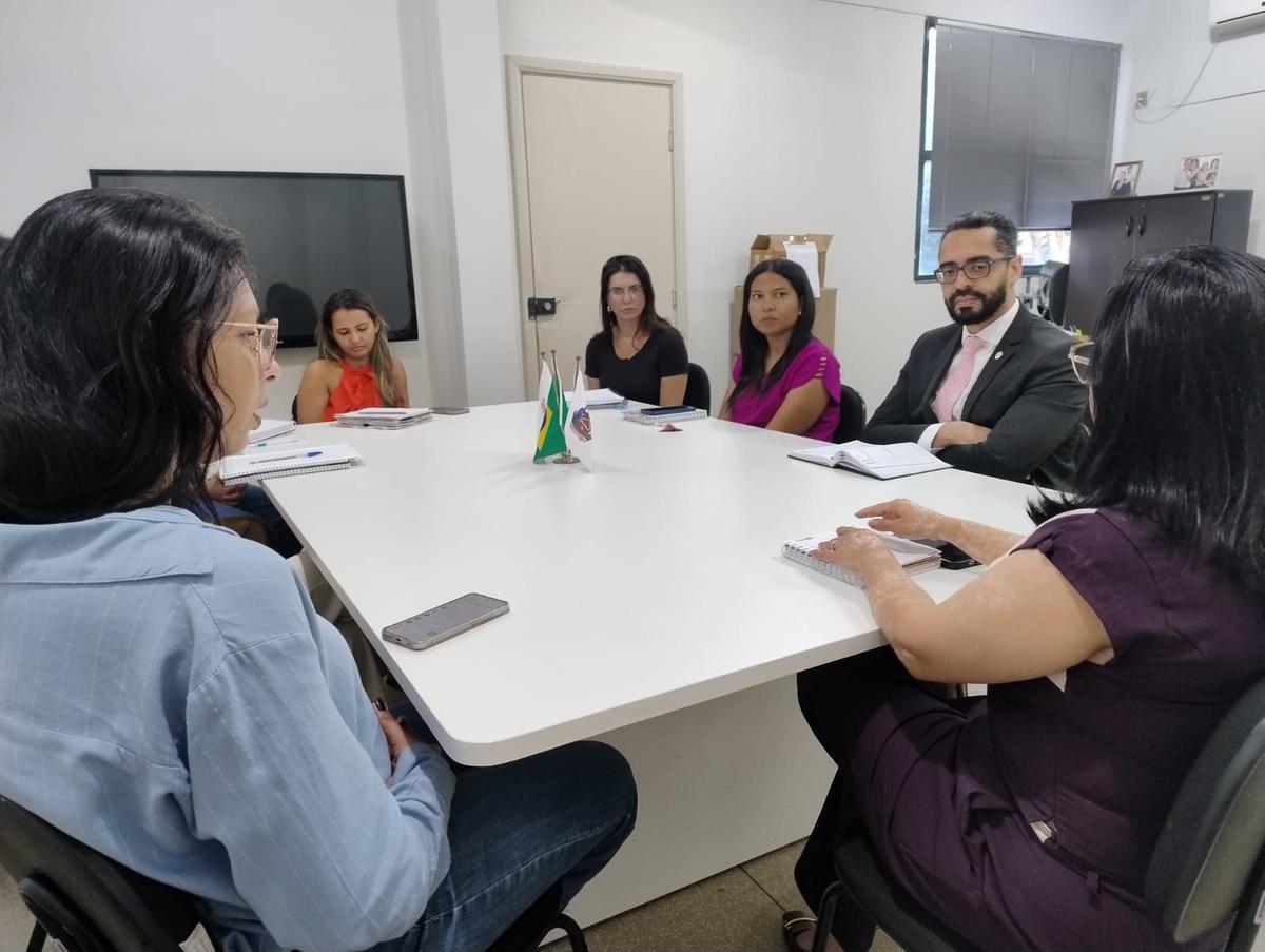 O promotor de Justiça de Defesa da Saúde, Douglas Willian Silva Diniz, visitou a Secretaria Municipal de Saúde nessa quinta-feira (Foto/Divulgação)