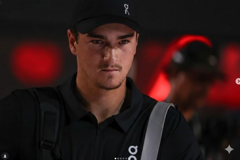 Brasileiro faz jogo equilibrado, mas cai em três sets diante do número 6 do mundo (Foto Instagram)