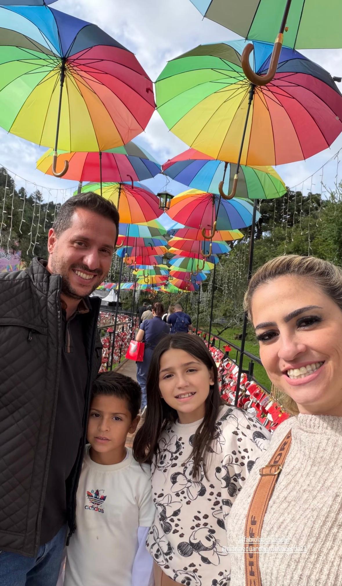 Larissa Prata comemorou mais um ano de vida no dia 15/04, em grande estilo, em Campos do Jordão, ao lado do marido, Fábio Lacerda, e dos filhos, Maria Eduarda e Pedro Henrique. Felicidades (Foto/Divulgação)