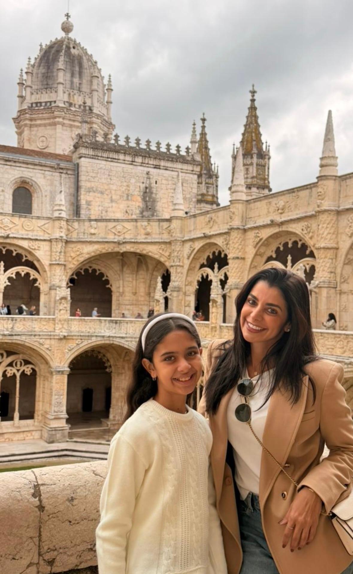 Vitória Rodrigues assoprou as velinhas no dia 17/04. Parabéns e muitas felicidades! Na foto, ao lado do filho Joaquim e do marido, Fernando. (Foto/Divulgação)