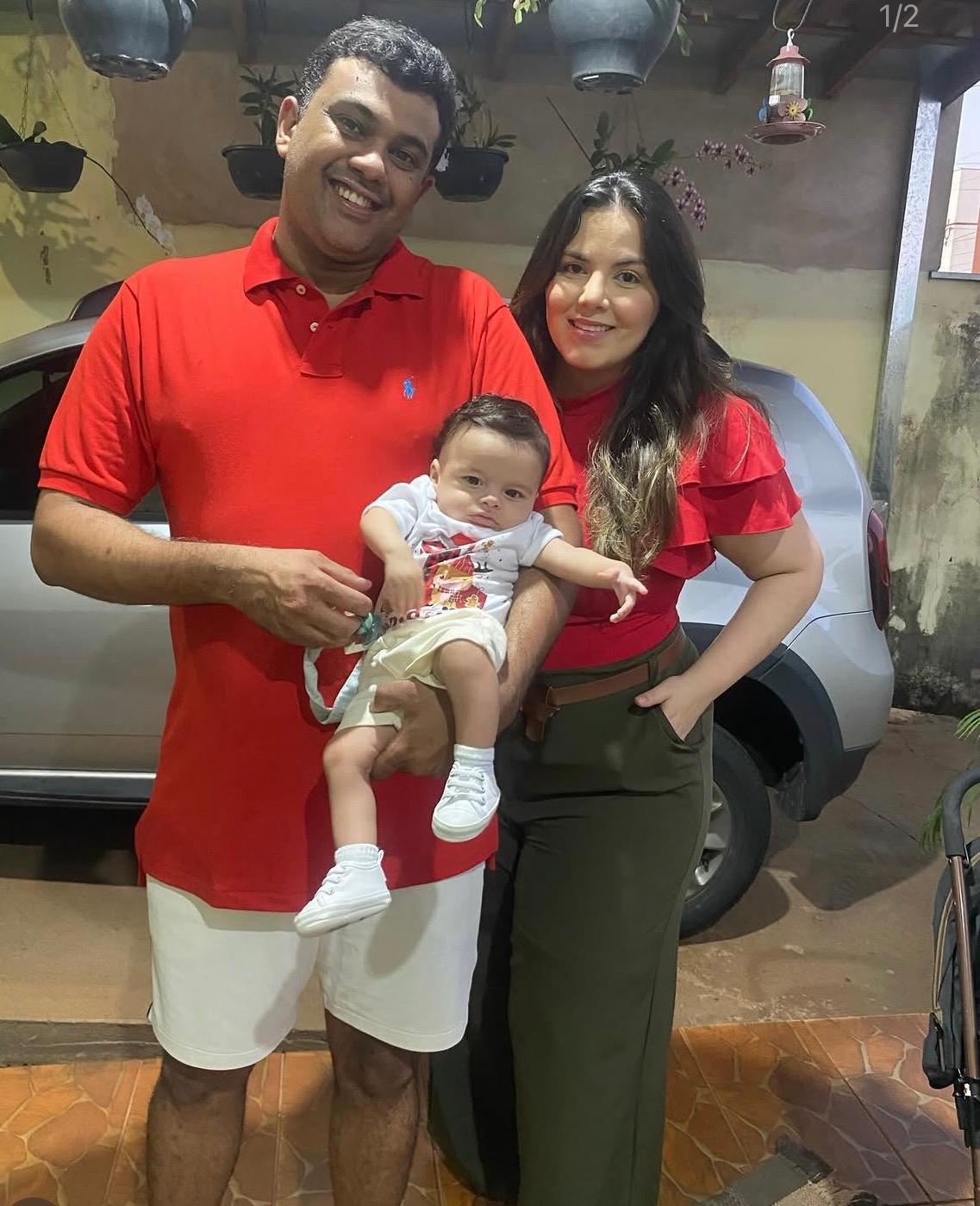 Vitória Rodrigues assoprou as velinhas no dia 17/04. Parabéns e muitas felicidades! Na foto, ao lado do filho Joaquim e do marido, Fernando (Foto/Divulgação)