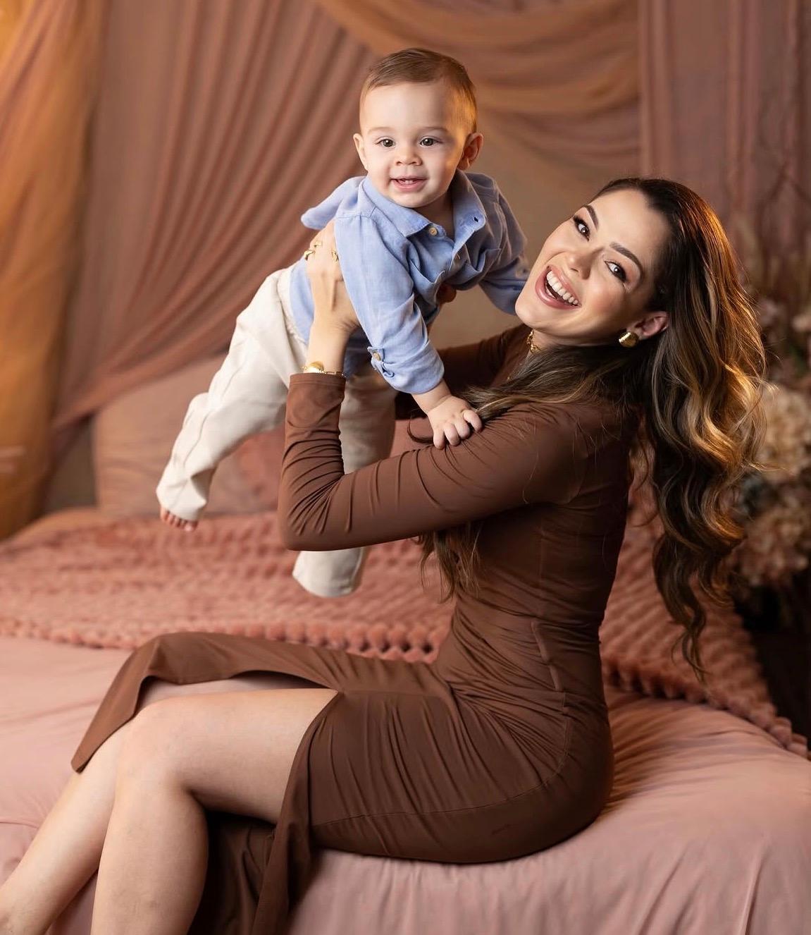 Amanda Melo celebra e já em clima de seu primeiro dia das mães com Davi nos braços! (Foto/Divulgação)