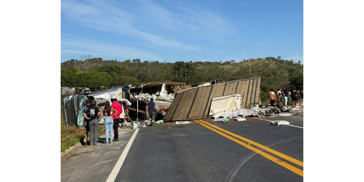 Acidente na BR-251, em Grão Mogol, deixa dois mortos e oito feridos (Foto/Divulgação O Tempo)