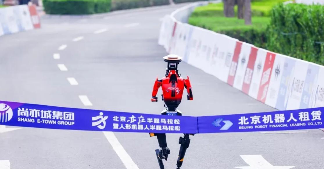 Robô humanóide da empresa chinesa Honor conquista marca histórica na meia-maratona de Pequim (Foto/Emre Aytekin/Anadolu/Getty Images)