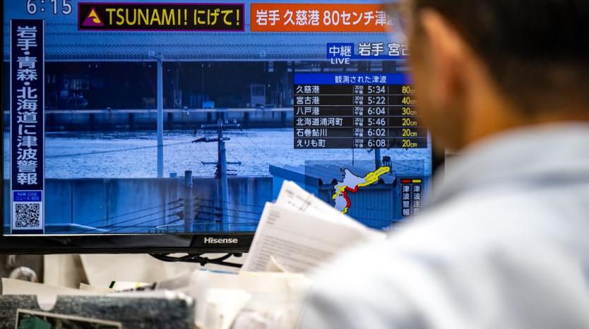 Esta foto mostra uma mensagem de alerta em uma tela de uma transmissão ao vivo da NHK com um aviso de tsunami após um terremoto atingir o norte do Japão, em Tóquio, em 20 de abril de 2026. (Foto/Philip Fong/AFP)