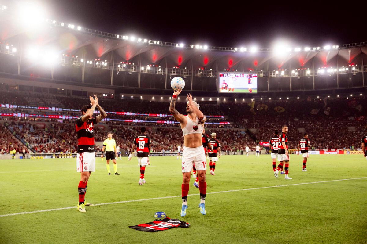 Arrascaeta celebra como se arremessasse uma bola de basquete em tributo ao ídolo. Foi demais... (Foto/Adriano Fontes/CRF)