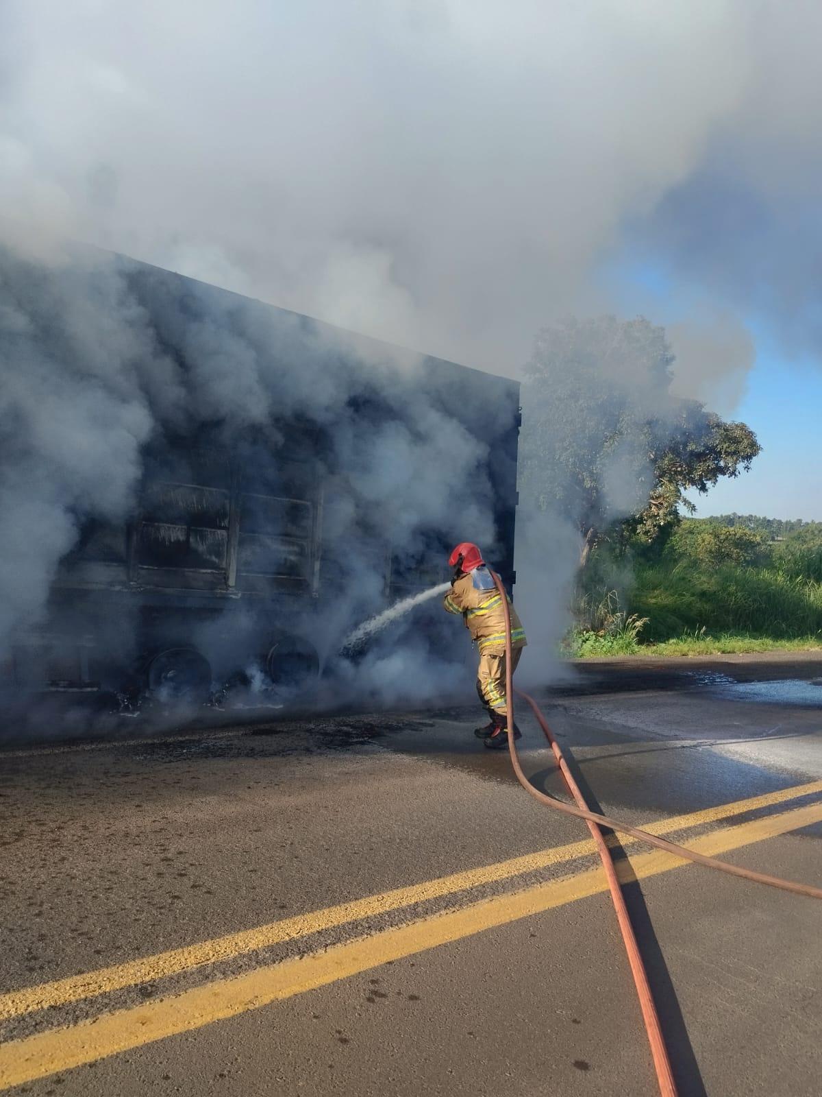 Segundo informações, o fogo teve início nas rodas do caminhão e se espalhou rapidamente (Foto/Divulgação)