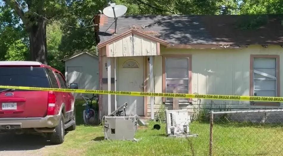 Uma das casas onde ataque a tiros aconteceu nos EUA (Foto/Reprodução/Reuters)