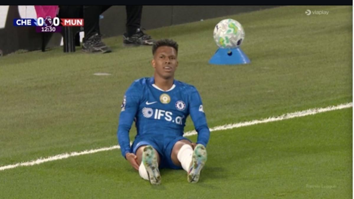 Estêvão deixou o campo ainda no primeiro tempo e aguarda diagnóstico (Foto/Reprodução TV)