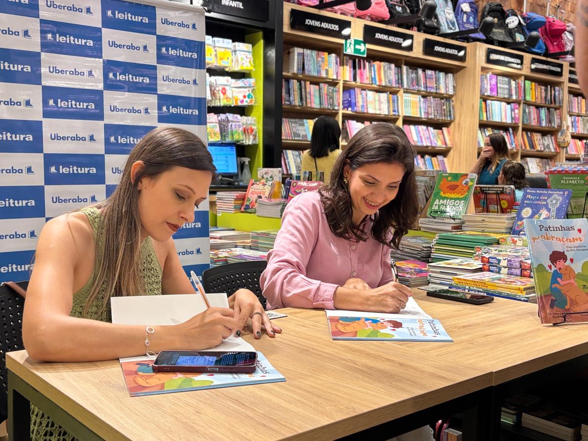 Taís e Marcella autografaram os exemplares durante noite de lançamento (Foto/Reprodução)