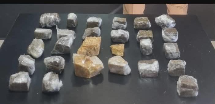 Militares do Tático Móvel exibem drogas apreendidas durante ação contra o tráfico no bairro Parque das Américas (Foto/Divulgação)