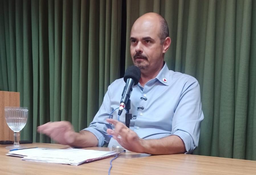Governador Mateus Simões, durante entrevista na tarde de ontem à Rádio JM, que será reprisada na manhã de hoje, a partir das 8h40, no programa Pingo do J (Foto/Divulgação)