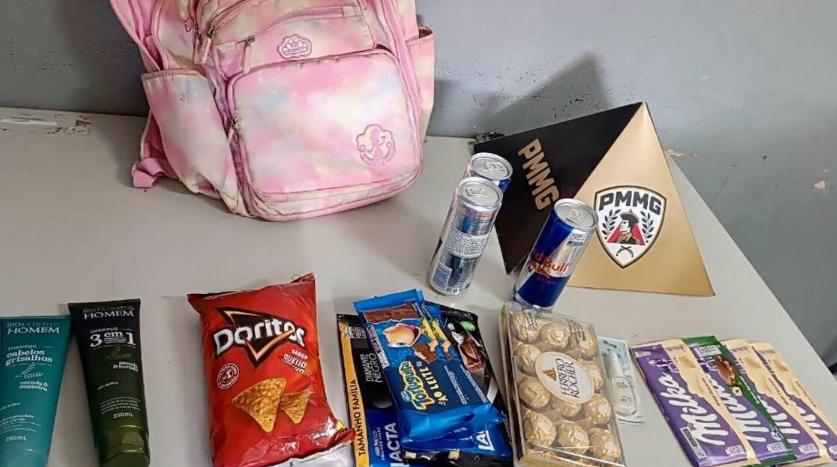Suspeitos furtaram carne, chocolates e energético (Foto/PMMG/Divulgação)