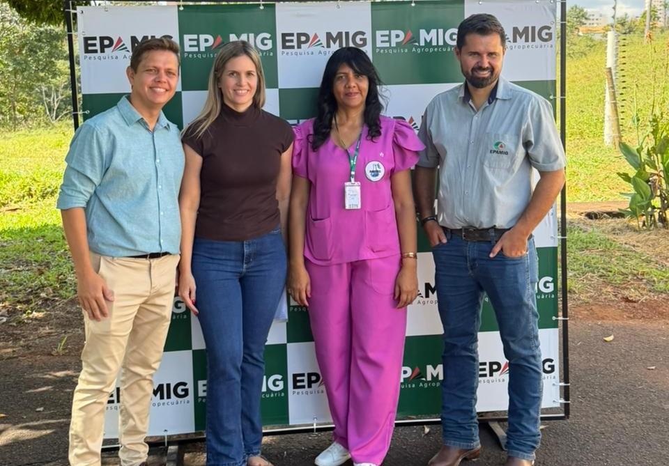 Vereador Ripposati Filho, farmacêutica Gabriela Facure (SMS), pesquisadora Flávia Dionísio Pereira (Epamig) e o chefe regional da Epamig Oeste, Fernando de Oliveira Franco. (Foto/Reprodução)
