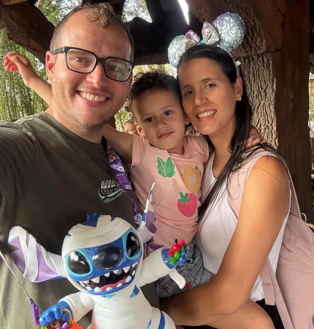 Amanda Neskovic celebra mais um ano de vida no dia 27/04. Muitos anos de vida! Na foto, ao lado do marido, Zeljko Neskovic, e da filhota Katarina. (Foto/Arquivo pessoal)