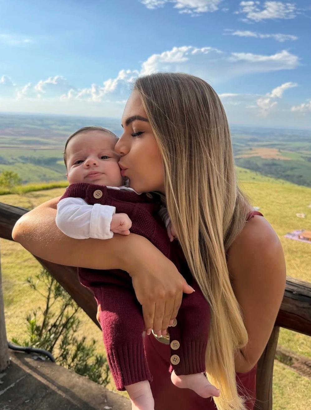 Bárbara Gomes comemorou seu aniversário no dia 22/04, com seu baby lindo, Ezequiel, nos braços! Felicidades!!! (Foto/Arquivo pessoal)