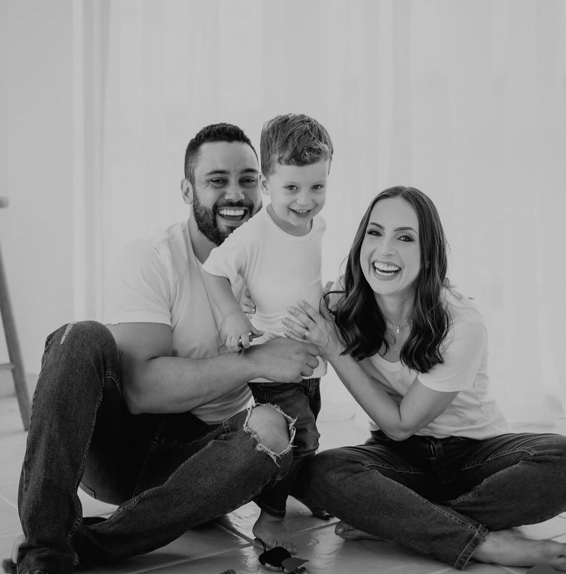 Thaysa Brinck e o marido, Gustavo, com o filhote Théo, em um lindo e delicado clique de Rê Pinheiro (Foto/Arquivo pessoal)