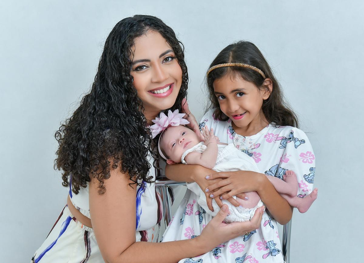 Aline Almeida e a fofa sobrinha Nathally Vitória comemoram o primeiro mês da princesa Manu (Foto/Arquivo pessoal)