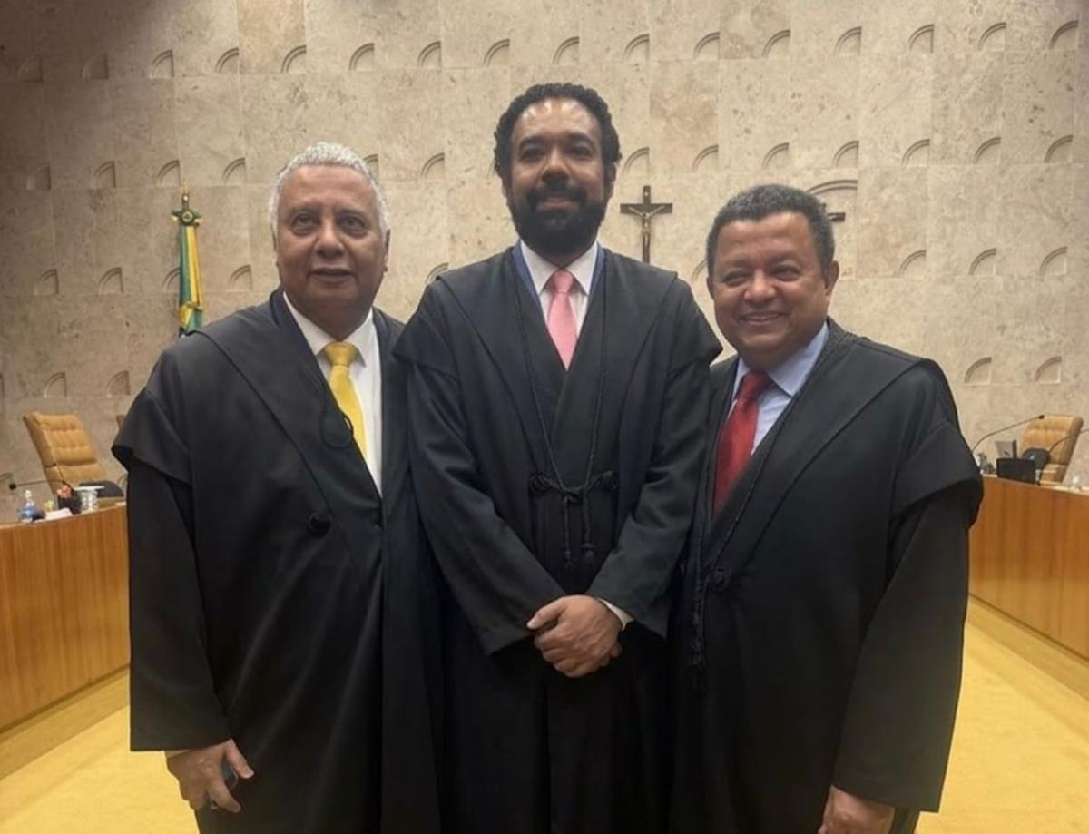 No centro da foto, o advogado Adriano Leal em julgamento de ADI no STF (Foto/Divulgação)