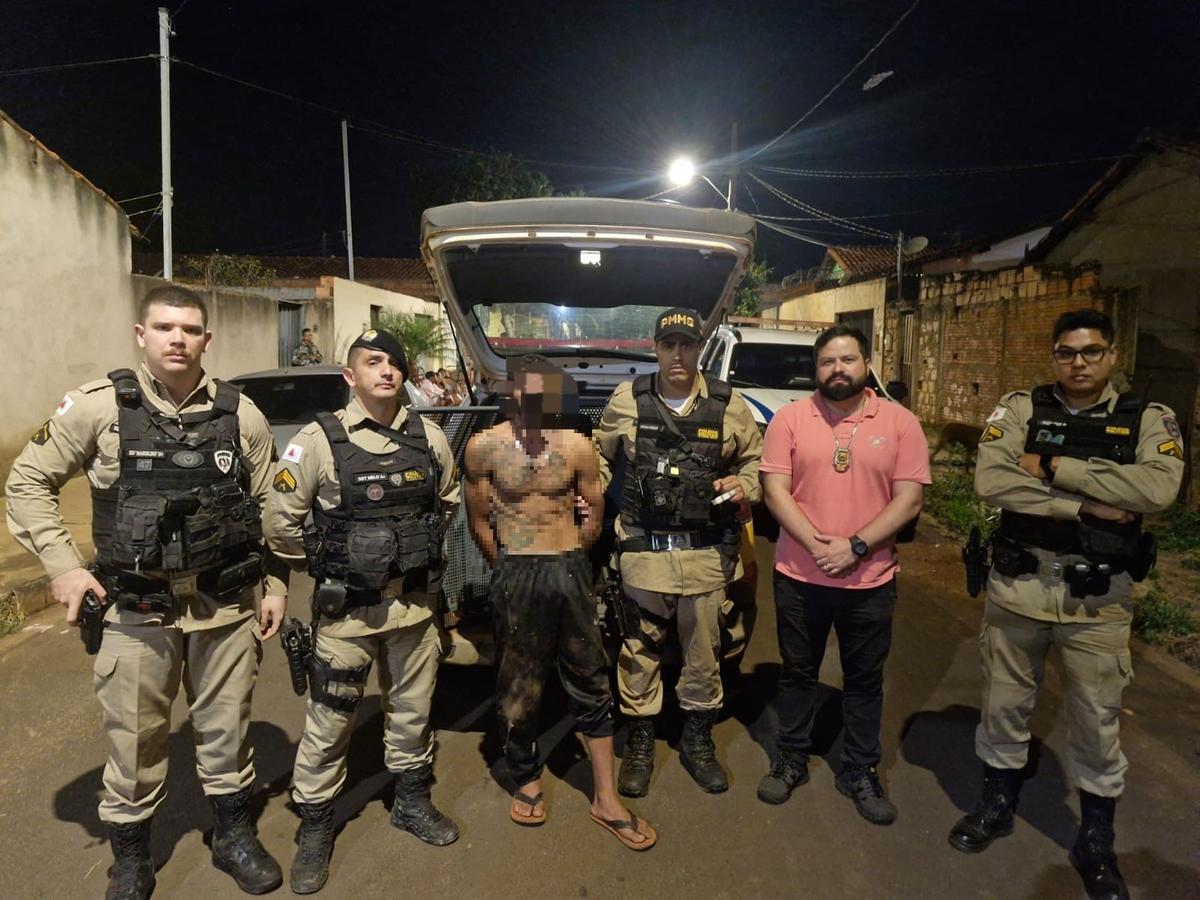 Policiais das forças de segurança de Conceição das Alagoas durante a apresentação do suspeito, preso por homicídio qualificado (Foto/Divulgação)