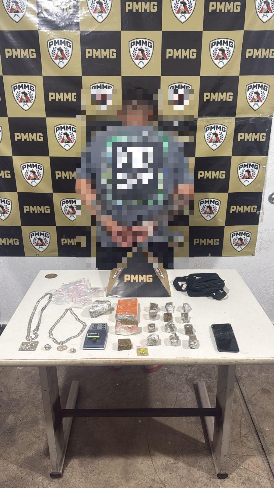 Suspeito preso e a grande quantidade de maconha, materiais utilizados no tráfico e objetos de procedência suspeita apreendidos (Foto/Divulgação)