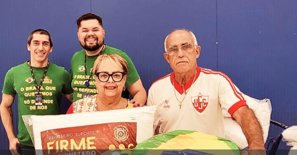 Voluntários Vanilda e Valter preparam as acomodações para quem chega (Foto/Divulgação)