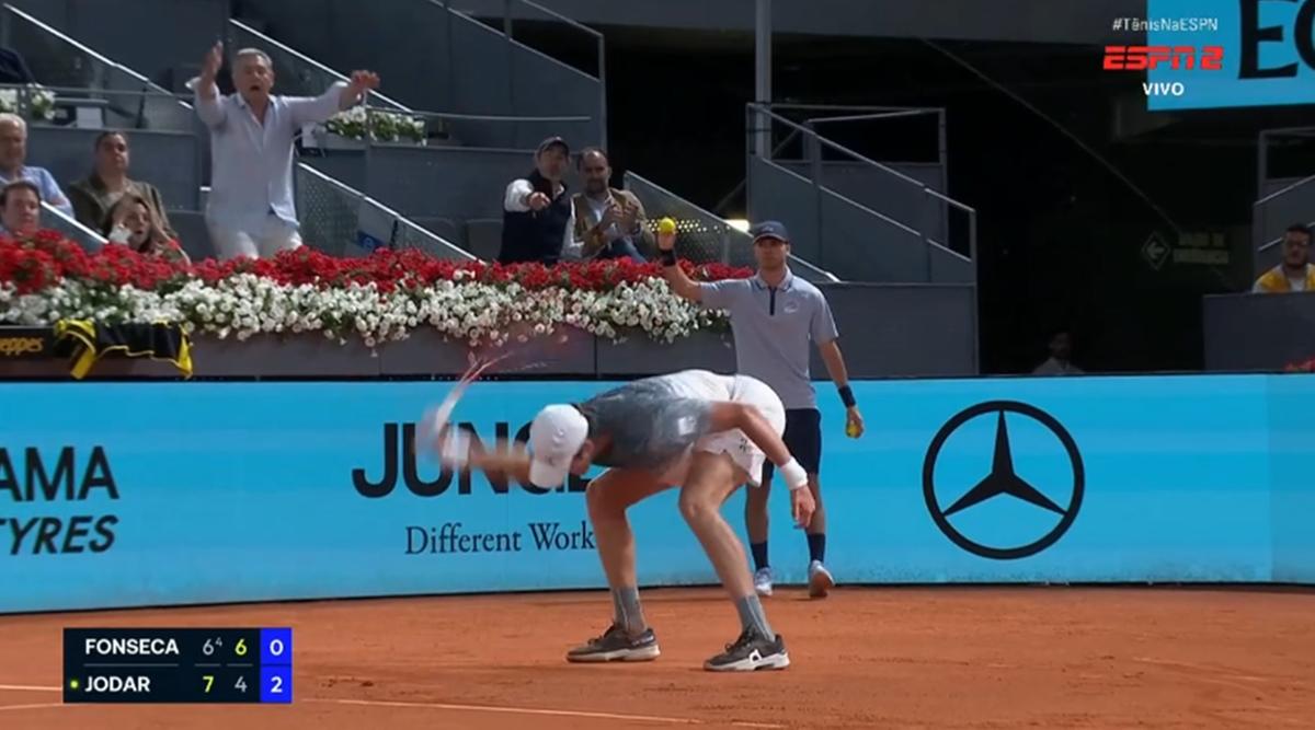 Brasileiro quebra raquete e é superado por Rafael Jodar por 2 sets a 1 (Foto/ESPN)