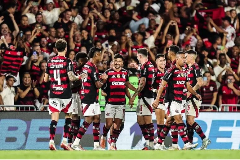 Equipe carioca aproveita falhas do adversário, marca três gols antes do intervalo e controla o jogo até o fim (Foto/Gilvan de Souza/CRF)