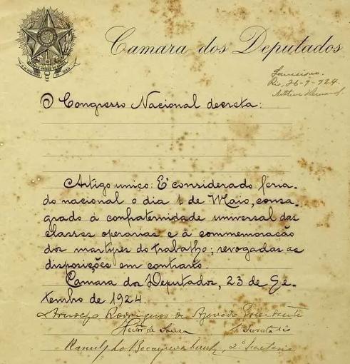 Documento da lei que tornou o 1º de Maio feriado (Foto/Arquivo do Senado)