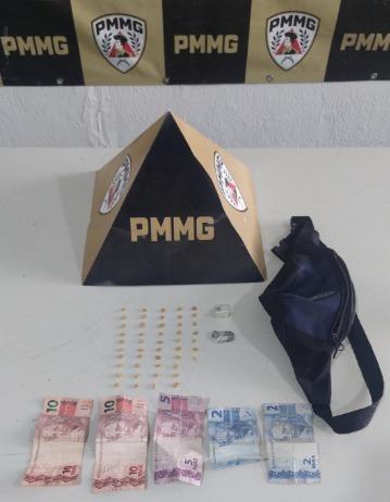 Drogas e dinheiro apreendidos pela Polícia Militar durante ação que resultou na prisão de jovem suspeito de tráfico no Residencial Isabel do Nascimento (Foto/Divulgação)