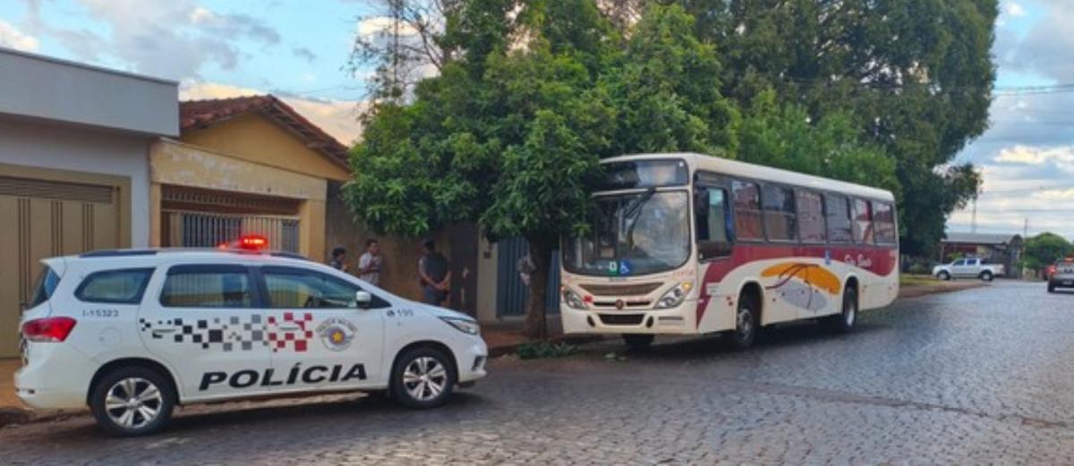 Ônibus foi localizado na contramão de rua de Ituverava (SP) (Foto/Redes Sociais/Região Realidade)